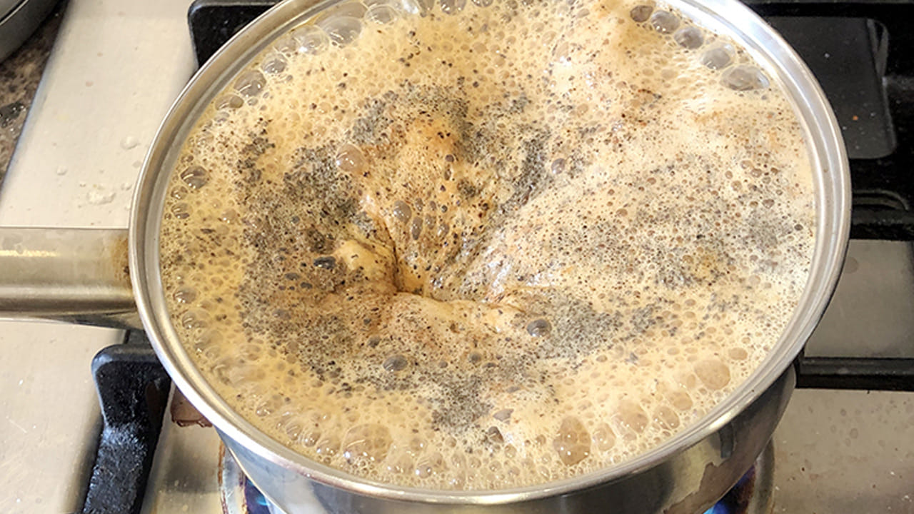 టీని పాలతో కలిపి తాగడం వల్ల మన బాడీకి లభించే ఎనర్జీ.. చాలాసేపు మరగబెట్టినప్పుడు నశిస్తుందట. అలాగే ఛాయ్‎లో టానిన్లు అనే సహజ రసాయనాలు ఉంటాయి. టీని ఎక్కువసేపు మరిగించడం వల్ల వాటి సాంద్రత పెరిగి బాడీపై వ్యతిరేక ప్రభావం చూపుతాయంటున్నారు. దీని కారణంగా శరీరం ఐరన్‎ను గ్రహించలేకపోతుందట. అంతేకాదు.. మరికొన్ని ఆరోగ్య సమస్యలు​ కూడా వస్తాయట.