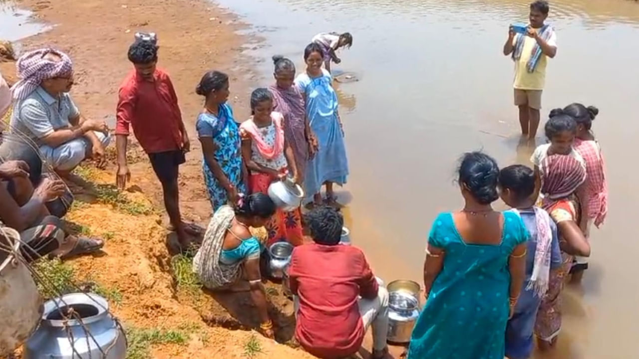 అల్లూరి జిల్లాలో చాలా గ్రామాల్లో ఇప్పటికీ కనీసం తాగునీరు లేక బురద నీటిని గొంతులో దింపుకుంటున్నారు. మా దాహం కేకలు వినిపించడం లేదా అంటూ అమాయకంగా ప్రశ్నిస్తున్నారు ఆ ఆదివాసీలు. ఇటీవల అల్లూరి జిల్లా అనంతగిరి మండలం రొంపల్లి పంచాయతీ ఎగువగుడ్డి గ్రామస్థులు ఖాళీ బిందెలతో మెకాళ్లపై నిల్చుని ఆందోళన చేపట్టిన సంగతి తెలిసిందే. 