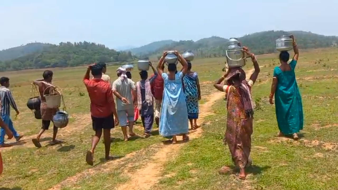 చేతులు జోడించి.. జిల్లా కలెక్టర్, అధికారులను వేడుకుంటూ మోకాళ్లపై నిల్చోని ఖాళీ బిందెలో నెత్తిన పెట్టుకొని వినూత్న నిరసన తెలిపారు ఆదివాసి గిరిజన మహిళలు. ఇప్పుడు ముంచంగిపుట్టు మండలంలో.. గిరిజనులు తమ ఆవేదన వ్యక్తం చేశారు. దారెల పంచాయితీ పరిధి పెదకూటలో తాగునీటి సమస్య తీవ్రంగానే ఉంది. భూగర్భ జలాలు అడుగంటిపోయి చేతి పంపు నీరు చుక్క కూడా రావడం లేదు.