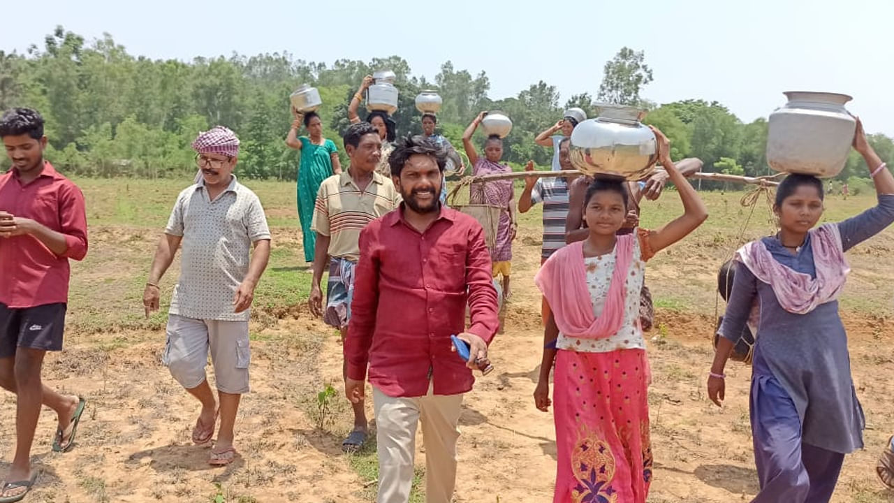 నెత్తిన బిందెలు పెట్టుకుంటూ.. బురద నీటి కోసం కిలోమీటర్ మేరా నడుస్తున్నారు. ఇలాగే కొనసాగితే తాము అనారోగ్యం బారిన పడాల్సి వస్తుందని ఆందోళన వ్యక్తం చేస్తున్నారు. ఇప్పటికే కొందరు మంచాన పడ్డారని.. అధికారులు తమ సమస్యపై స్పందించి తాగునీరు అందించి తమ కష్టాలు తీర్చమని కోరుతున్నారు ఆ అడవి బిడ్డలు.