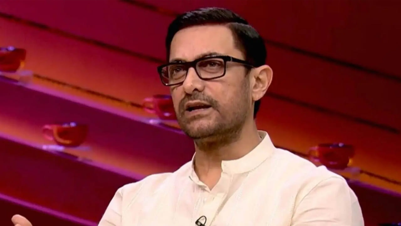 ఆమీర్‌ఖాన్‌ కీలక పాత్రలో నటించిన సినిమా పీకే . ఈ చిత్రంలో తాను రేడియో పట్టుకుని నగ్నంగా పరిగెత్తినట్టు చెప్పారు ఆమీర్‌ఖాన్‌. అందరి ముందు నగ్నంగా పరుగులు తీయకుండా దర్శకుడు ఏవో ట్రిక్స్ చేశారని, అయితే అవన్నీ చిరాకుగా అనిపించడంతో... నగ్నంగానే నటించానని అన్నారు ఆమీర్‌ఖాన్‌. ఇప్పుడు ఆ సన్నివేశాలను చూస్తుంటే చేసింది నేనేనా అని అనిపిస్తోందని చెప్పారు.