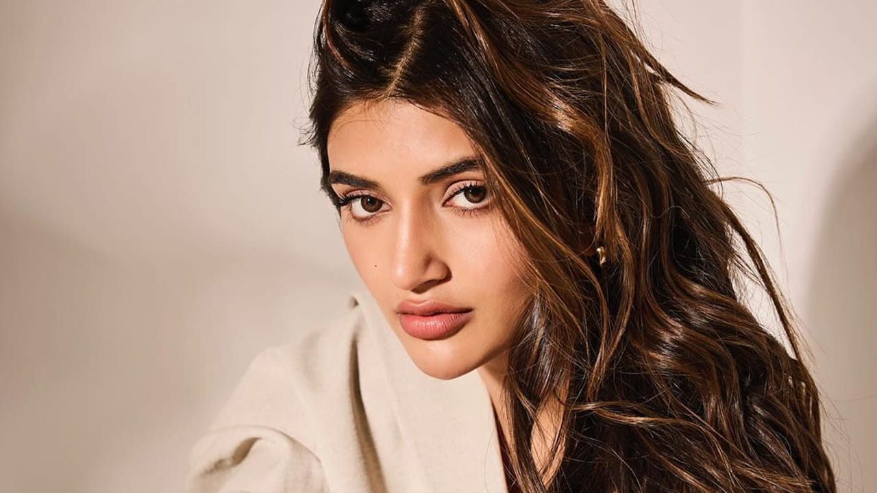 14 జూన్  2001న యునైటెడ్ స్టేట్స్  డెట్రాయిట్ లోని మిచిగాన్ లో ఒక తెలుగు హిందూ కుటుంబంలో జన్మించింది శ్రీలీల. పుట్టింది యూఎస్ లో అయినప్పటికీ బెంగుళూరులో పెరిగింది. ఆమె తల్లి స్వర్ణలత బెంగళూరులో ఓ ప్రముఖ హాస్పిటల్ లో గైనకాలజిస్ట్ గా పని చేస్తుంది. ఈమె తండ్రి పారిశ్రామికవేత్త సూరపనేని శుభాకరరావు. వీరిద్దరూ విడిపోయిన తర్వాత స్వర్ణలతకు లీల జన్మించింది.