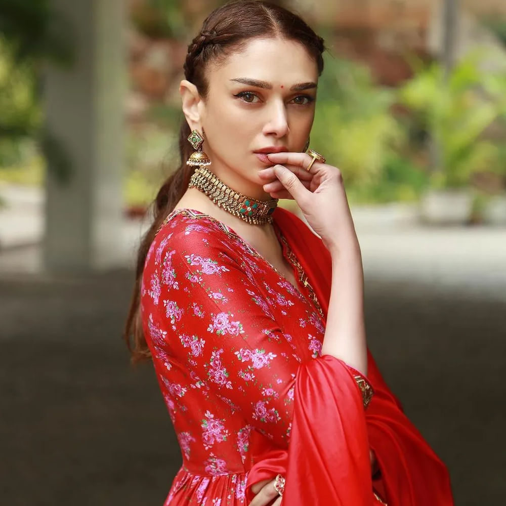 తన నిశ్చితార్థ విషయాన్ని మీడియాకు ఎందుకు చెప్పాల్సి వచ్చిందన్న దానిమీద  మీద క్లారిటీ ఇచ్చారు అదితిరావు హైదరీ. పెళ్లి గురించి పలువురు అదితిరావు హైదరి తల్లికి ఫోన్లు చేశారట.