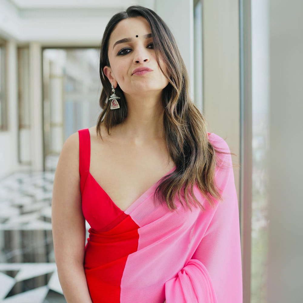 అలియా భట్నే తీసుకోండి.. పెళ్లికి ముందు ఈ భామ హద్దులే లేకుండా రెచ్చిపోయారు. కానీ కపూర్ ఇంటికి కోడలయ్యాక కొన్ని రోజులు గ్లామర్ షోకు దూరంగా ఉన్నారు అలియా. ఓ బిడ్డకు తల్లయ్యాక పూర్తిగా మారిపోయారేమో అనిపించింది. కానీ ఉన్నట్లుండి ఈ బ్యూటీ గ్లామర్ షో షురూ చేసారు. ఈ మధ్య అలియా చేసిన ఫోటోషూట్కు థర్మామీటర్లు పేలిపోయాయి.