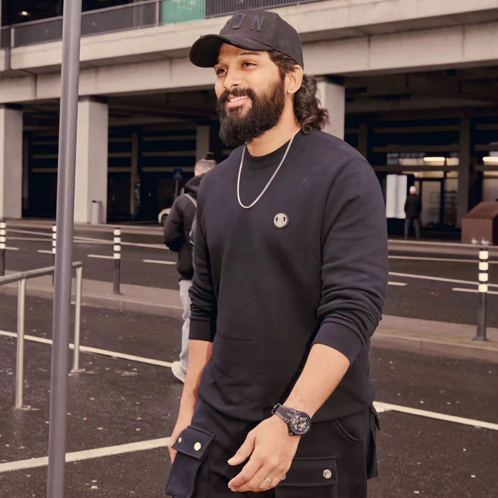 అలాగే దసరా దర్శకుడు శ్రీకాంత్ ఓదెలతోనూ సినిమా ప్రకటించారు నాని. ఈ చిత్రం త్వరలోనే మొదలు కానుంది. ఇక అల్లు అర్జున్తో త్వరలోనే 4వ సినిమా చేయబోతున్నారు గురూజీ. బోయపాటి, బాలయ్య సైతం 4వ సారి కలిసి పని చేయబోతున్నారు. విజయ్ దేవరకొండ కూడా టాక్సీవాలా ఫేమ్ రాహుల్ సంక్రీత్యన్తో సినిమా చేయబోతున్నారు.