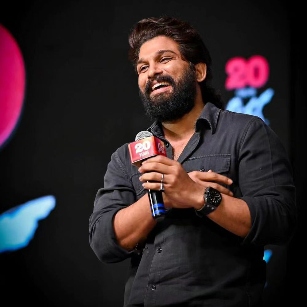 Allu Arjun: ఆర్య సినిమాకు 125 రోజుల షీల్డ్ తీసుకోకపోతే తన పేరు మార్చుకుంటానని అన్నారట అల్లు అర్జున్‌. అన్నట్టుగానే చిరంజీవిగారి చేతుల మీదుగా షీల్డ్ అందుకున్నానని గుర్తుచేసుకున్నారు. ఆర్య టైమ్‌లో టీమ్‌ అందరూ కొత్తవారని అన్నారు బన్నీ. సుకుమార్‌ బాగా డైరక్ట్  చేస్తారని వినాయక్‌ ఇచ్చిన కాన్ఫిడెన్స్ మర్చిపోలేనని చెప్పారు. 