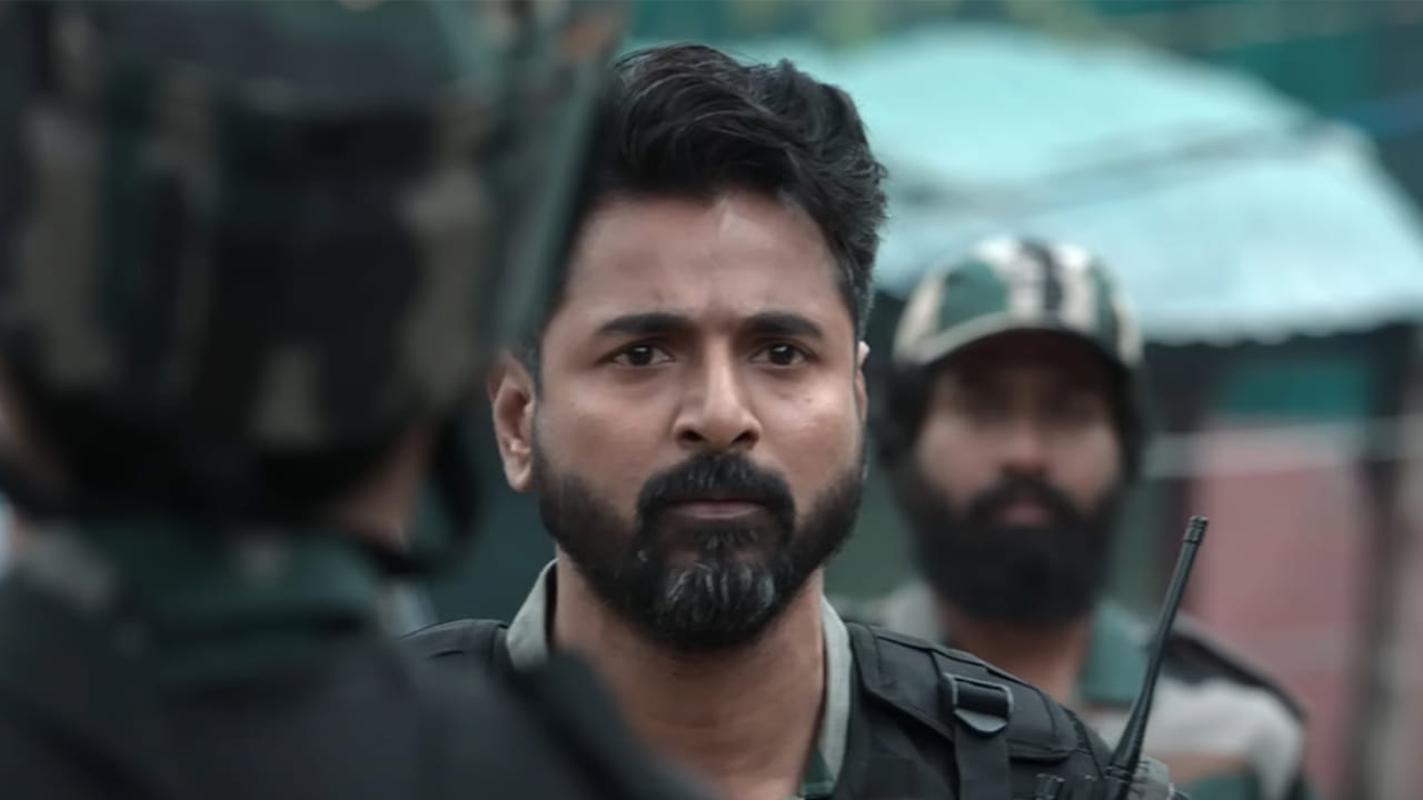 శివ కార్తికేయన్, సాయి పల్లవి జంటగా రాజ్కుమార్ పెరియసామి తెరకెక్కిస్తున్న సినిమా అమరన్. కమల్ హాసన్ ఈ సినిమాను నిర్మిస్తున్నారు. తాజాగా ఈ చిత్ర షూటింగ్ పూర్తైంది. కాశ్మీర్ సహా ఇండియాలోని అందమైన లొకేషన్స్లో ఈ సినిమాను తెరకెక్కిస్తున్నారు రాజ్ కుమార్. అక్టోబర్లో సినిమాను విడుదల చేయాలని చూస్తున్నారు మేకర్స్.