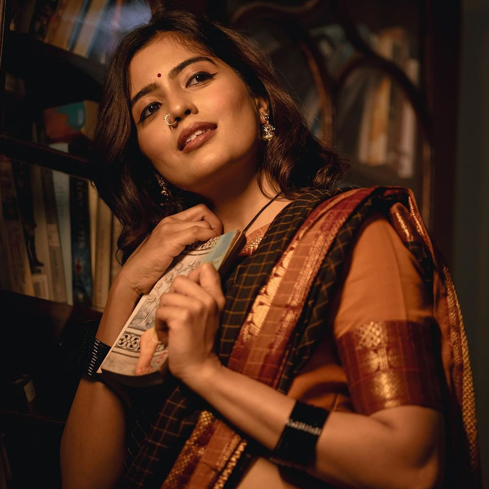 అమృత అయ్యర్ తెలుగు, తమిళం పలు భాష చిత్రాలలో కనిపించిన ఈ అమ్మడు.. తాజాగా హనుమాన్ చిత్రంతో బ్లాక్ బస్టర్ అందుకొని నెట్టింట వైరల్ గా మారింది.