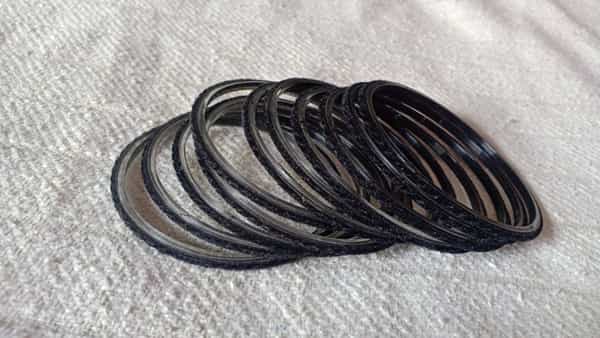 Black Bangles: బ్లాక్ కలర్ గాజులు వేసుకుంటే జరిగేది ఇదే!