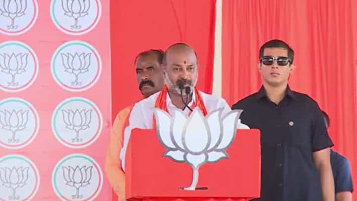 Watch Video: ' పీఎం మోదీ ఆరడుగుల బుల్లెట్'.. వేములవాడ సభలో బండి సంజయ్.. Watch Video: ' పీఎం మోదీ ఆరడుగుల బుల్లెట్'.. వేములవాడ సభలో బండి సంజయ్..
