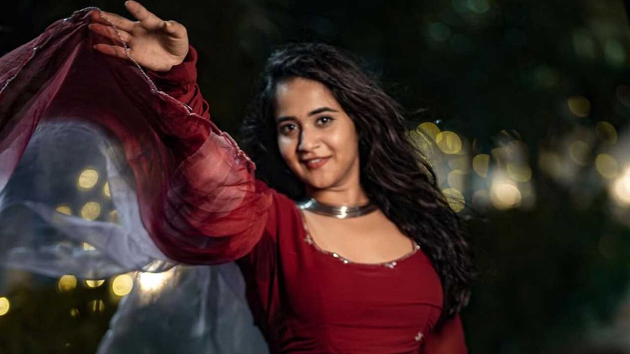 సోషల్ మీడియాలో తన డబ్స్మాష్ వీడియోలతో ప్రజలను ఆకట్టుకొని బాగా ఫేమస్ అయింది వయ్యారి భామ దీప్తి సునైనా. యూట్యూబ్ లో కొన్ని కవర్ సాంగ్స్, షార్ట్ ఫిల్మ్స్ లో చేసింది. ఈ వయ్యారి చేసిన కవర్ సాంగ్స్ ప్రస్తుతం ట్రేండింగ్ లో ఉన్నాయి.