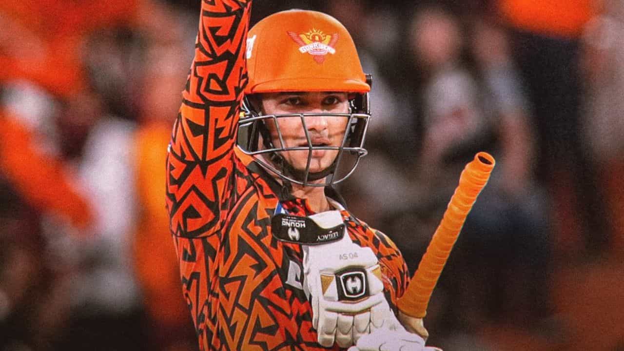 Abhishek Sharma Indian Batter With Most Sixes: ఇండియన్ ప్రీమియర్ లీగ్ 2024 అభిమానులను బాగా అలరిస్తుంది. లీగ్లో ప్రతిరోజూ అద్భుతమైన మ్యాచ్లు జరుగుతున్నాయి. ముఖ్యంగా ఈ సీజన్లో బ్యాట్స్మెన్స్ ఆధిపత్యం చెలాయిస్తున్నారు. చాలా జట్ల నుంచి సిక్సర్ల వర్షం కురుస్తోంది. ఈ సీజన్లో సన్రైజర్స్ హైదరాబాద్ (SRH) యువ బ్యాట్స్మెన్ అభిషేక్ శర్మ బ్యాట్ బలంగా తయారైంది. ఇప్పటి వరకు ఎన్నో అద్భుతమైన ఇన్నింగ్స్లు ఆడాడు. ఈ సమయంలో, అభిషేక్ చాలా పెద్ద షాట్లతో అలరించాడు. IPL ఒక సీజన్లో అత్యధిక సిక్సర్లు కొట్టిన భారతీయ బ్యాట్స్మెన్గా నిలిచాడు.