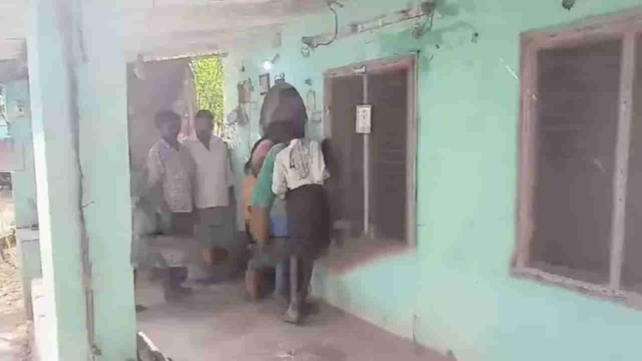 Suryapet: అర్ధరాత్రి పాడుబడిన ఇంటి నుంచి వింత శబ్దాలు..ఏంటా అని వెళ్లి చూడగా..