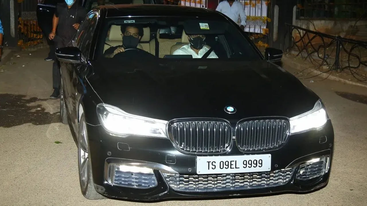 ఎన్టీఆర్ ఎక్కువగా తన BMW 7 సిరీస్ కారులోనే కనిపిస్తారు.  ఈ కారు నంబర్ సైతం 9999 రిజిస్ట్రేషన్ అయి ఉంది. నలుపు రంగులో ఉన్న BMW 7  లగ్జరీ లిమోసిన్ కారు ధర ప్రస్తుతం రూ.1.70 కోట్లుగా ఉంది. 