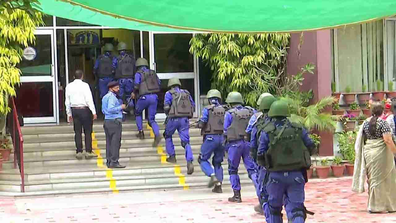 Delhi Bomb Threat: 60 ప్రముఖ పాఠశాలకు బాంబు బెదిరింపు కాల్స్.. ఉలిక్కిపడ్డ దేశ రాజధాని ఢిల్లీ