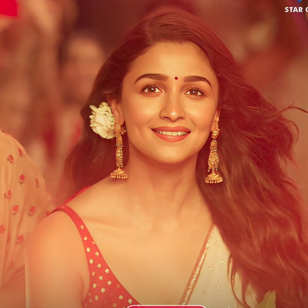 బ్రహ్మాస్త్ర సీక్వెల్ని వీలైనంత త్వరగా మొదలుపెట్టే అవకాశాలున్నాయన్నది బాలీవుడ్లో వినిపిస్తున్న మాట. మోస్ట్ ఎవెయిటింగ్ సీక్వెల్స్ లో బ్రహ్మాస్త్రకు బెస్ట్ ప్లేస్ ఉంది. బ్రహ్మాస్త్ర మూవీతో బేబీ రాహాను సిల్వర్స్క్రీన్ని పరిచయం చేస్తారేమోననే క్రేజీ థాట్స్ కూడా ఫ్యాన్స్ కు వస్తున్నాయి.