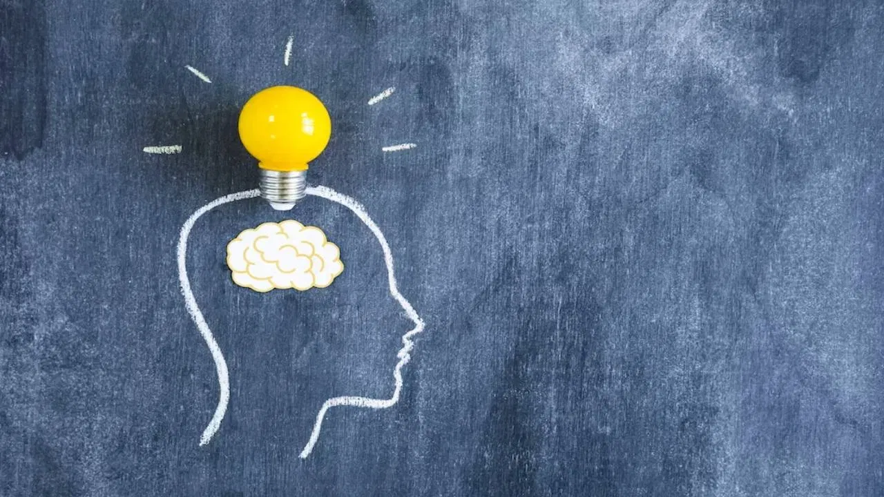 కోడి గుడ్లు ఎంతో పౌష్టికరమైన ఆహారం. పిల్లలకు ప్రతి రోజూ ఓ ఉడకబెట్టిన గుడ్డు ఇవ్వండి. ఇది తింటే వారి బ్రెయిన్ యాక్టీవ్ అవుతుంది. గుడ్లు రోజూ తినడం వల్ల వారిలో జ్ఞాపక శక్తి పెరుగుతుంది. అదే విధంగా పిల్లలకు బెర్రీలు ఇస్తూ ఉండండి. ఇవి మెదడును ఆరోగ్యంగా ఉంచుతాయి.