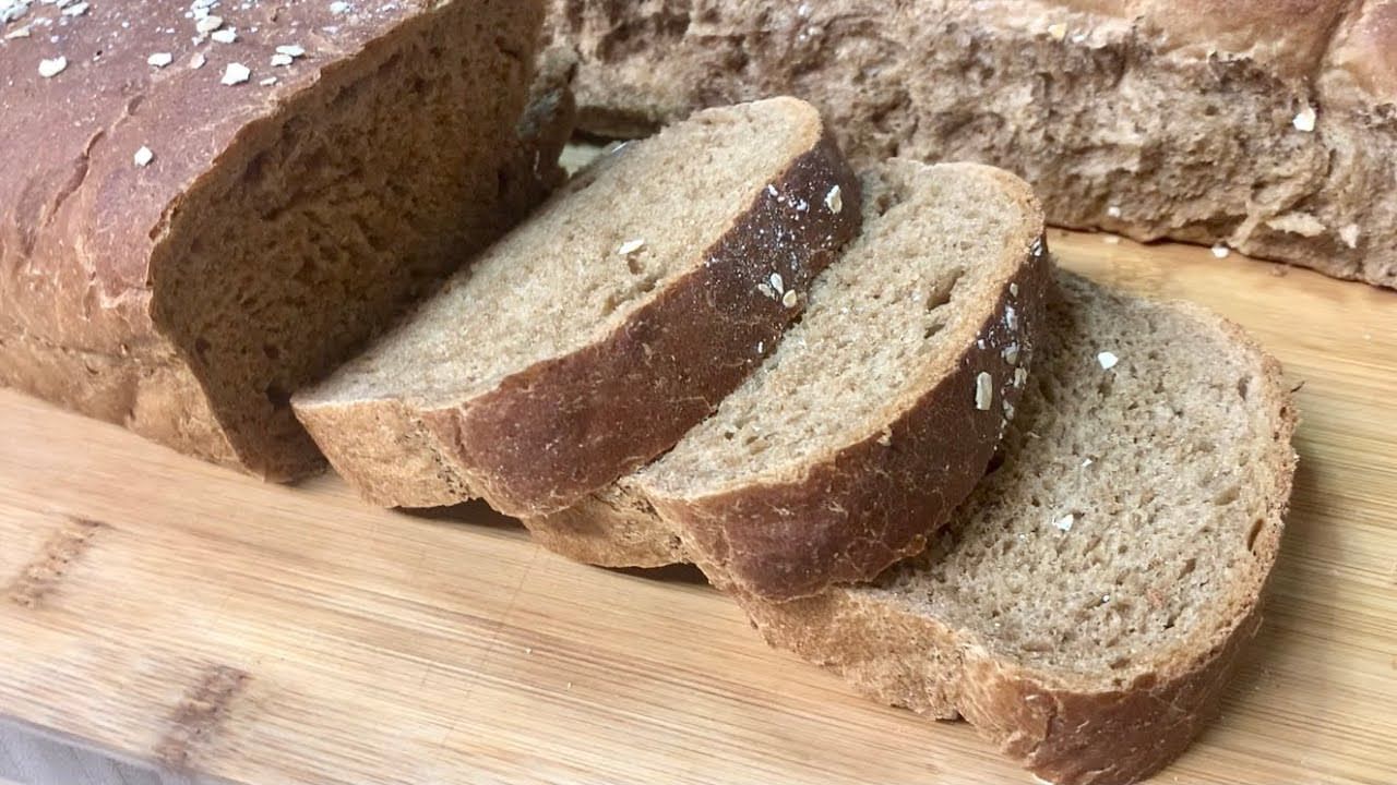 అంతే కాకుండా బీపీ, షుగర్ వంటి వాటిని నియంత్రణలో ఉంచుతుంది. షుగర్, బీపీ ఉండేవారు బ్రౌన్ బ్రెడ్ తీసుకోవడం ఉత్తమం. దీన్ని గోధుమ పిండితో తయారు చేస్తారు కాబట్టి.. పోషకాలు పుష్కలంగా లభిస్తాయి. ఇది తిన్న వెంటనే శరీరంలో తక్షణమే శక్తి పెరుగుతుంది.
