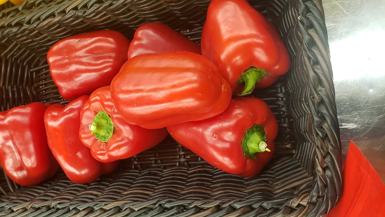 క్యాప్సికమ్ ఖరీదు ఎక్కవే కానీ.. వీటిల్లో ఉండే పోషకాలు కూడా అలాగే ఉంటాయి. వారంలో ఒక్కసారైనా క్యాప్సికమ్ తింటే.. బోలేడన్ని లాభాలు మీ సొంతం అవుతాయి. క్యాప్సికమ్ తినడం వల్ల విటమిన్ సి అనేది పుష్కలంగా ఉంటుంది.