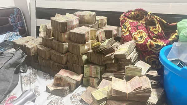 Cash Seized: పక్కా సమాచారంతో రంగంలోకి దిగిన పోలీసులు..వ్యాపారి ఇంటి నుంచి రూ.72 లక్షలు సీజ్