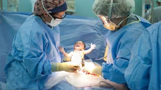 Tuni Accident: యాసిడ్ ట్యాంకర్‌ను ఢీకొట్టిన గ్యాస్ సిలిండర్స్ లారీ.. బిక్కు బిక్కుమంటున్న గడిపిన జనం