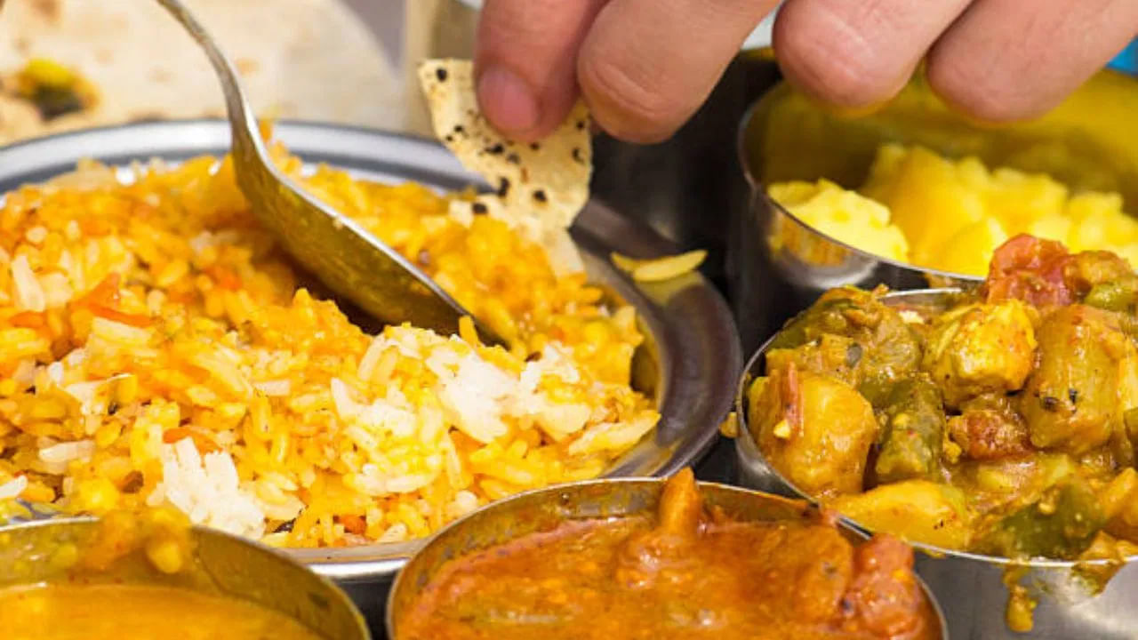 కొలెస్ట్రాల్ పెరిగితే బయటి ఆహారం అస్సలు తీసుకోకూడదు. ఫాస్ట్ ఫుడ్, వేయించిన ఆహారాలకు దూరంగా ఉండాలి. బదులుగా ఇంట్లో తయారుచేసిన ఆహారాన్ని రోజూ తినాలి.