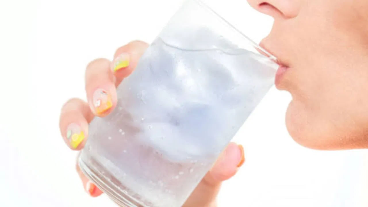 మే నెల ప్రారంభంలోనే భానుడు మండుతున్నాడు. ప్రజలు తీవ్రమైన ఉష్ణోగ్రత, వేడిగాలులు, మండే ఎండ నుంచి ఉపశమనం కోసం ఇంట్లో లేదా బయట అయినా శరీరం చల్లటి నీటిని మాత్రమే తీసుకోవాలని కోరుకుంటుంది. 
