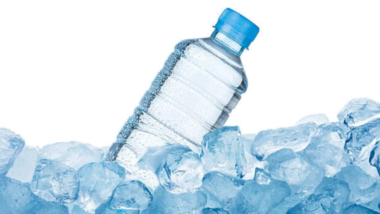 చాలా మంది బయట నుంచి ఇంట్లోకి వచ్చిన వెంటనే ఎండ నుంచి ఉపశమనం పొందేందుకు రిఫ్రిజిరేటర్ వైపు దృష్టి సారిస్తారు. చల్లని నీటి సీసాని సిప్ చేస్తారు. ఆపై గొంతునొప్పి, దగ్గు, జలుబుతో ఇబ్బంది పడతారు. 