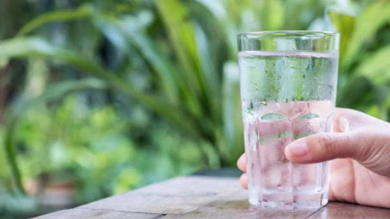 రిఫ్రిజిరేటర్ నుంచి చల్లటి నీటిని తాగడం వల్ల రక్త నాళాలు కుంచించుకుపోతాయి. అంతేకాకుండా ఆహారం తిన్న తర్వాత చల్లటి నీరు తాగడం వల్ల శరీర ఉష్ణోగ్రత అకస్మాత్తుగా తగ్గుతుంది. శరీర ఉష్ణోగ్రతను నిర్వహించడానికి అదనపు శక్తి అవసరమవుతుంది. ఇది మొదట జీర్ణక్రియకు అవసరం