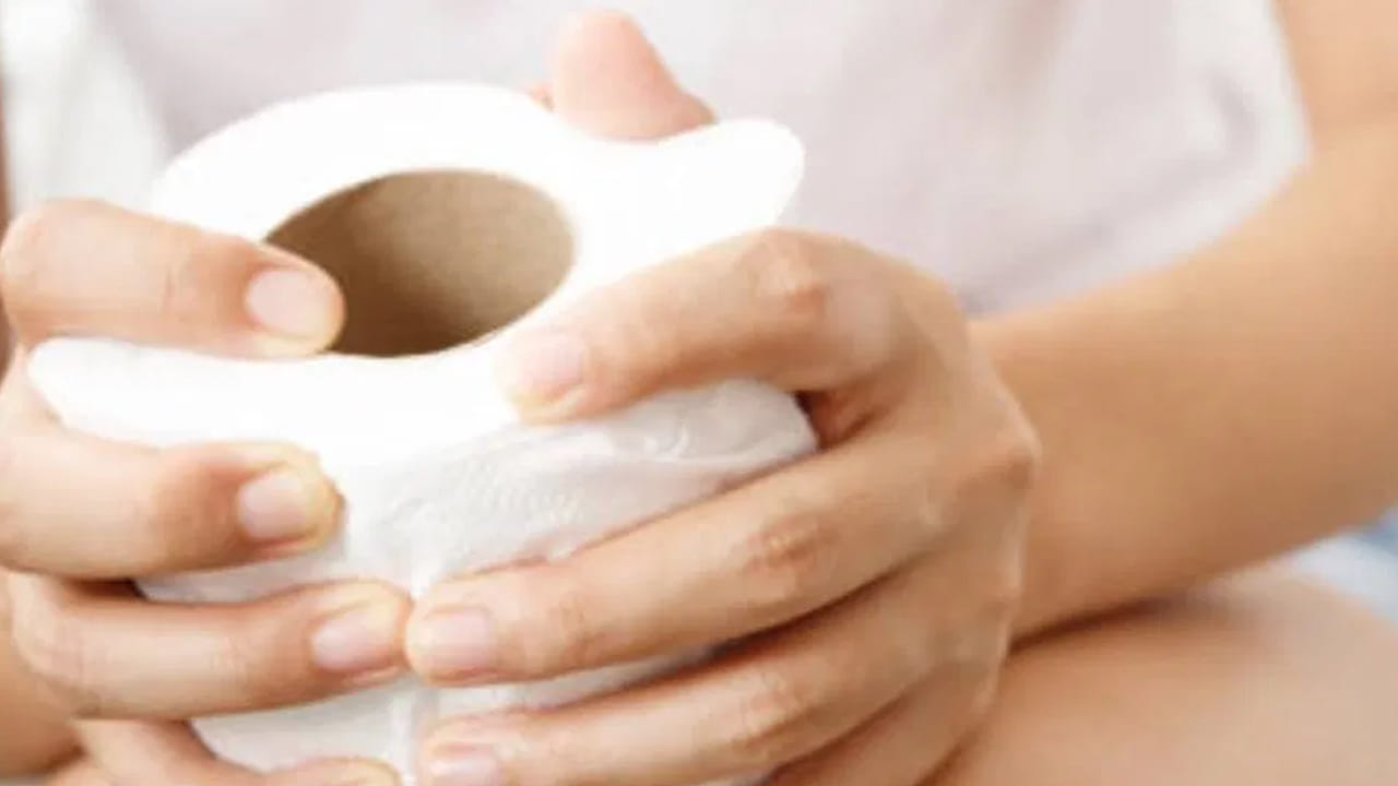 చల్లటి నీటిని ఎక్కువగా తాగడం వల్ల జీర్ణక్రియలో సమస్యలు తలెత్తుతాయి. ఘన ఆహారం సరిగా జీర్ణం కాదు. ఫలితంగా మలబద్ధకం సమస్య వస్తుంది