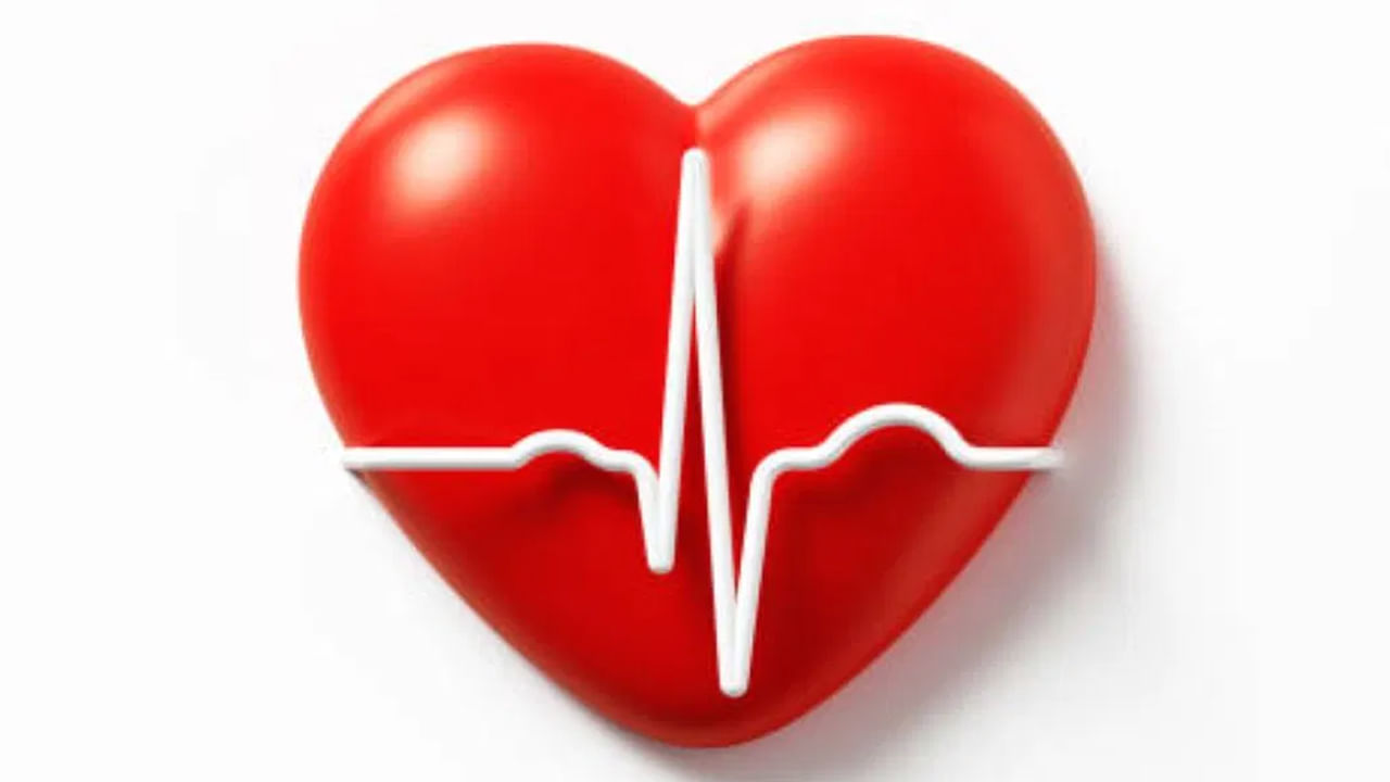 మానవ నాడీ వ్యవస్థ గుండె, ఊపిరితిత్తులు, జీర్ణవ్యవస్థను నియంత్రించే వాగస్ నాడిచే నియంత్రించబడుతుంది. చల్లటి నీటిని అదనంగా తాగడం వల్ల ఈ నాడిని చల్లబరుస్తుంది, ఇది హృదయ స్పందన రేటును నియంత్రిస్తుంది. హృదయ స్పందన తగ్గుతుంది. గుండె కొట్టుకునే వేగం ఒక్కసారిగా తగ్గితే గుండెపోటు వచ్చే ప్రమాదం ఉంది
