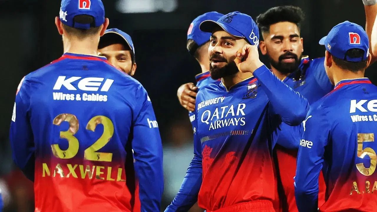 CSKతో జరిగే మ్యాచ్‌లో RCB ముందుగా బ్యాటింగ్ చేస్తే 18 పరుగుల తేడాతో గెలవాలి. ఉదాహరణకు RCB స్కోర్ 200 పరుగులు చేస్తే, CSK తప్పనిసరిగా 182 లేదా అంతకంటే తక్కువ పరుగులకే పరిమితం చేయాలి. దీని ద్వారా కనీసం 18 పరుగుల విజయాన్ని సాధించాల్సి ఉంటుంది.