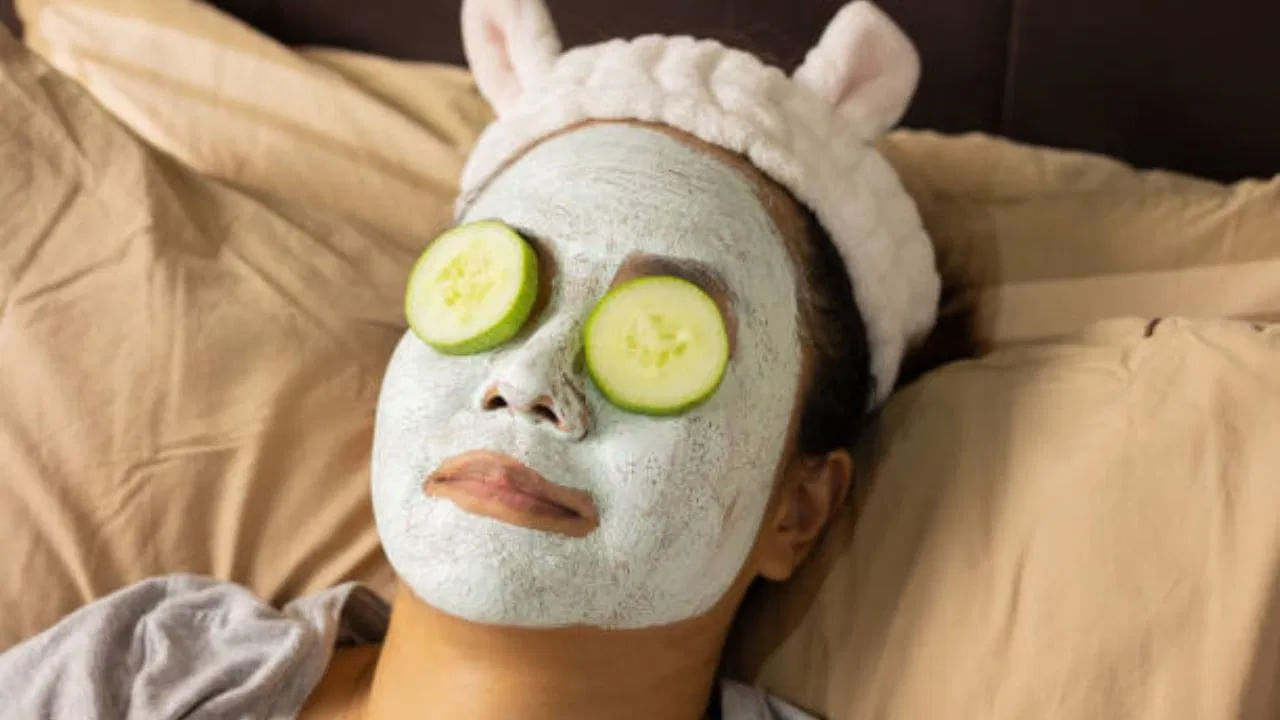 అందం కోసం కళ్లపై కీర దోస ముక్కలు ఉంచుకోవడం సాధారణమే. దాదాపు ప్రతి ఒక్కరూ దీన్ని పాటిస్తారు. ముఖ్యంగా మేకప్ ప్రారంభానికి ముందు లేదా ఫేస్‌ప్యాక్ వేసేటప్పుడు కీర దోస ముక్కలను కళ్లపై పెట్టుకుంటూ ఉంటారు. నిజానికి, కళ్ల మీద దోసకాయ ముక్కలు ఎందుకు పెడతారో తెలుసా? కీర దోస ముక్కలు కంటి చుట్టూ ఉండే నల్లటి వలయాలను తగ్గించడంలో సహాయపడుతుంది. అలాగే అనేక ఇతర ప్రయోజనాలు కూడా ఉన్నాయి.