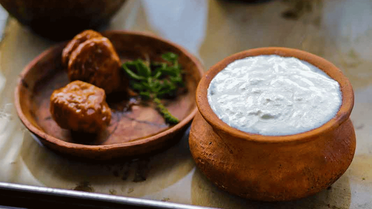 రోగనిరోధక శక్తిని పెంచుతుంది: మీ రోగనిరోధక శక్తి బలహీనంగా ఉంటే, మీరు తరచుగా అనారోగ్యంతో బాధపడుతుంటే, మీరు పెరుగు, బెల్లం తీసుకోవడం వల్ల రోగనిరోధక శక్తిని బలోపేతం చేస్తుంది. జలుబు, దగ్గు వంటి వ్యాధులను నివారిస్తుంది.