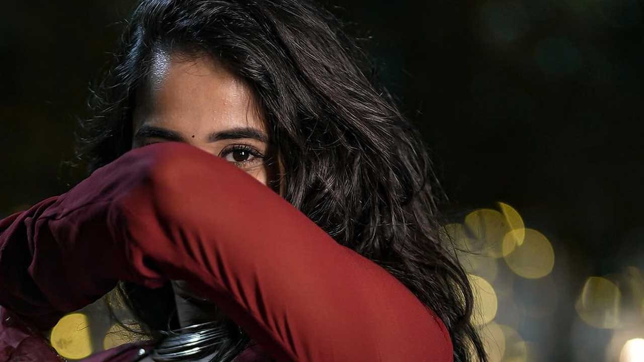 డ్యాన్స్, సింగింగ్ అంటే ఆమెకు ఎంతో ఇష్టం. ఎక్కువగా మొబైల్ తో సెల్ఫీ తీసుకోవడానికి ఇష్టపడుతుంది ఈ వయ్యారి. 2018లో ప్రముఖ గేమ్ షో బిగ్ బాస్ సీజన్ 2లో కంటెస్టెంట్ గా ఆకట్టుకుంది. ఇప్పటివరకు బిగ్ బాస్ వెళ్ళివారిలో అతి చిన్న వయసు ఈమెదే.