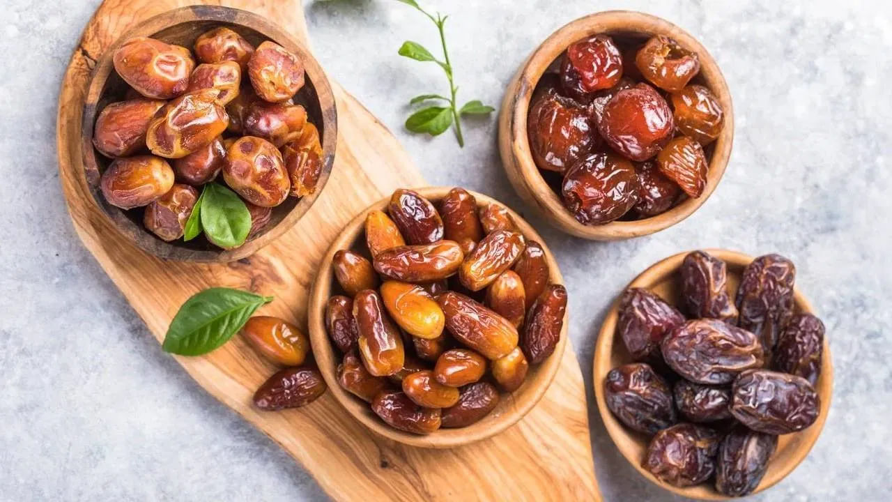 ఖర్జూరంలో ఫైబర్ అధికంగా ఉంటుంది. ఇందులో మెగ్నీషియం, పొటాషియం, కాపర్, మాంగనీస్, విటమిన్ బి6, కె అధికంగా ఉంటాయి. విటమిన్లు, ఖనిజాలు సమృద్ధిగా ఉండే ఖర్జూరంలో పోషక విలువలు చాలా ఎక్కువ. ఖర్జూరం తినడం వల్ల ఫ్రక్టోజ్, సుక్రోజ్ వంటి చక్కెరలు శరీరంలోకి ప్రవేశిస్తాయి. శరీరానికి వెంటనే శక్తి అందుతుంది. అందుకే ఉపవాసం తర్వాత ఖర్జూరం తినడం మంచిది.