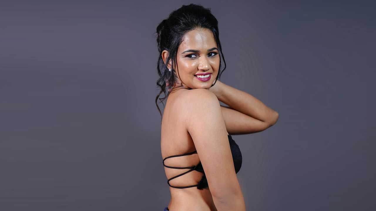 25 జనవరి 1993న తెలంగాణ రాష్ట్ర రాజధాని హైదరాబాద్ లో ఓ క్రైస్తవ కుటుంబంలో జన్మించింది వయ్యారి భామ అరియానా గ్లోరీ. 2015 సంవత్సరంలో హైదరాబాద్ నగరంలోని ‘స్టూడియో వన్’లో యాంకర్గా తన కెరీర్ ప్రారంభించింది ఈ అందాల భామ.