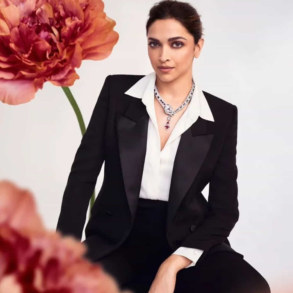 విడుదలకు సిద్ధమైన కల్కిలో దీపిక పదుకొనే మెయిన్ హీరోయిన్ కాగా.. రెండో హీరోయిన్గా దిశా పటానీ కనిపిస్తున్నారు. ప్రభాస్ సినిమా అంటే చాలు.. కేవలం బాలీవుడ్ హీరోయిన్లు మాత్రమే నటిస్తున్నారు.