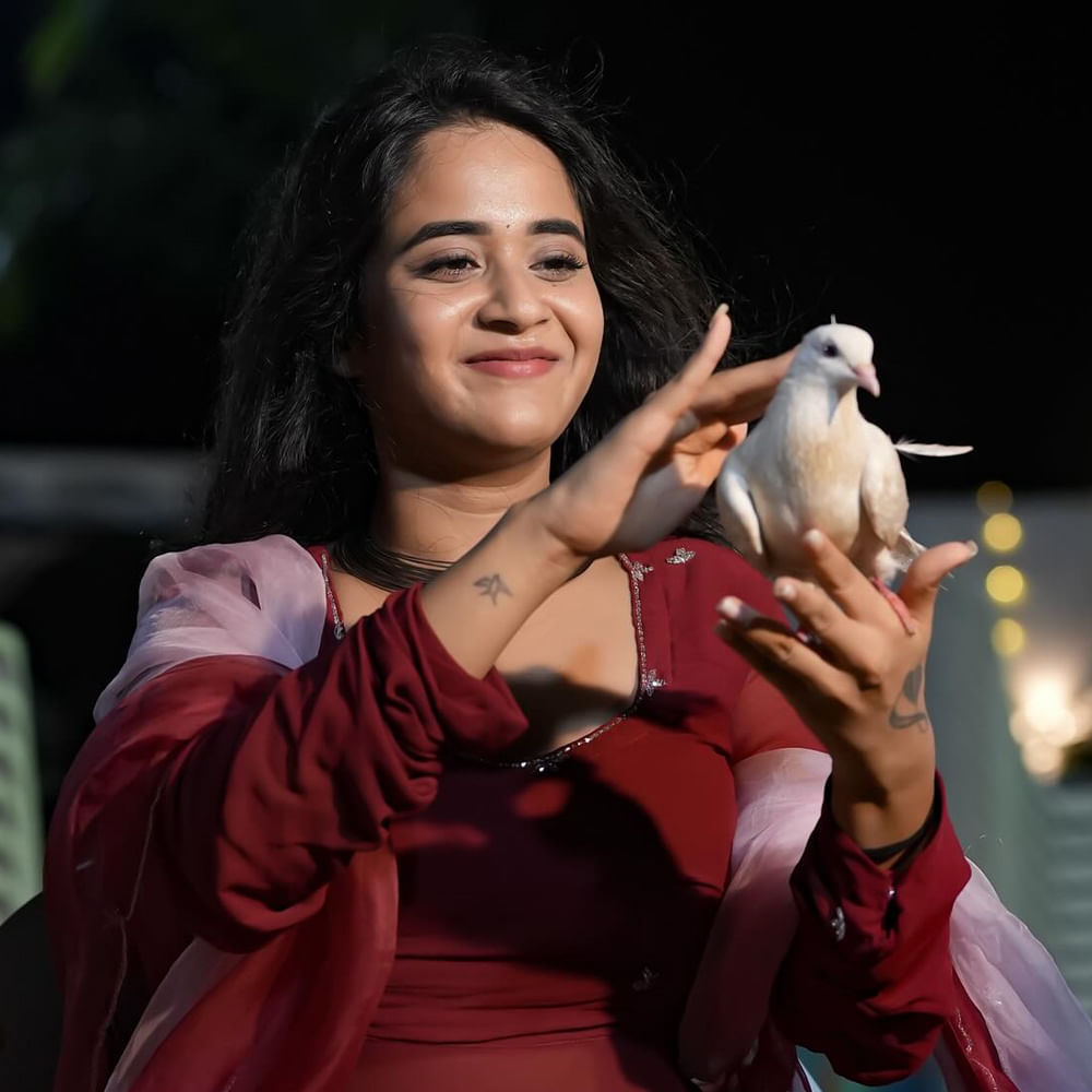 దీప్తిసునైనా గురించి ప్రత్యేకం చెప్పాల్సిన పనిలేదు యూట్యూబర్‌గా బాగా పరిచయమై వెబ్ సిరీస్‌ లు చేస్తూ మంచి పాపులర్ అయింది. తరువాత బిగ్‌బాస్ రియాల్టీ షోలో ఎంట్రీ ఇచ్చి తన పెరఫామెన్స్ తో తనకంటు మంచి గుర్తింపు తెచ్చుకుంది దీప్తిసునైనా.