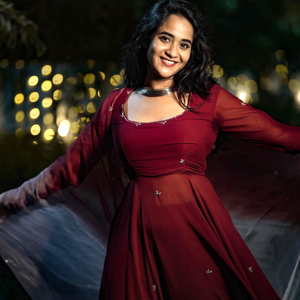 కొన్ని షార్ట్ ఫిలిమ్స్, సాంగ్స్ చేస్తూ అభిమానులను అలరిస్తుంది. ఇక సోషల్ మీడియాలో ఈ మధ్య దీప్తి సునైనా రచ్చ చేస్తుంది. తన గ్లామరస్ ఫొటోలతో కుర్రాళ్లను కవ్విస్తుంది. చీర కట్టుతో పాటు మోడ్రన్ డ్రస్సుల్లో ఫోటోలు షేర్ చేస్తుంది.