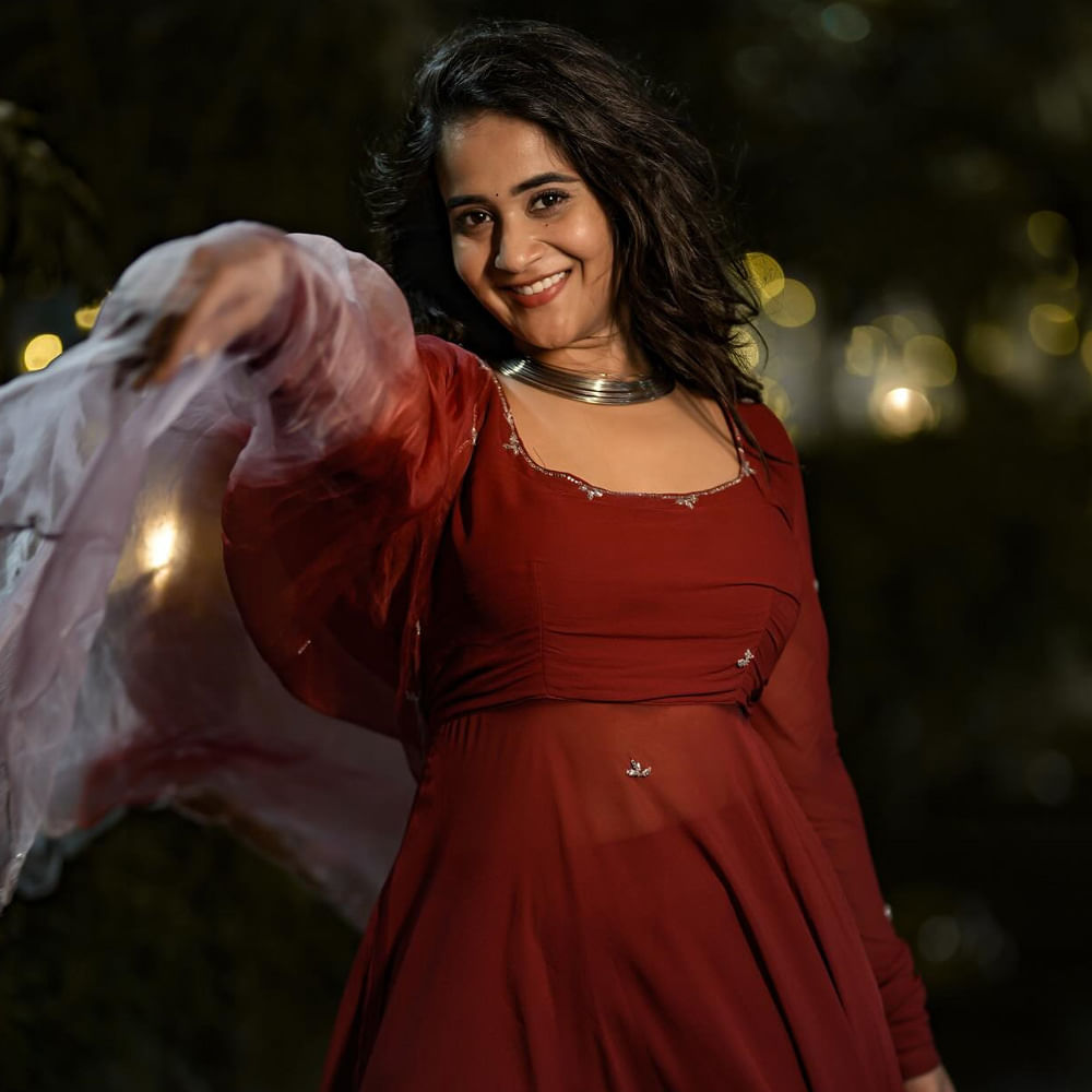 అంద, చందాలను ఒలకబోస్తూ దీప్తిసునైనా సోషల్ మెడియలో షేర్ చేసే క్యూట్ ఫోజులు చూస్తే కుర్రకారుల మతులుపోవాల్సిందే. ఒక్క మాటలో చెప్పాలంటే సినిమా హీరోయిన్‌కి కూడా ఉండనంత క్రేజ్ ఈ తెలుగమ్మాయి సంపాదించుకుంది దీప్తి సునైనా.