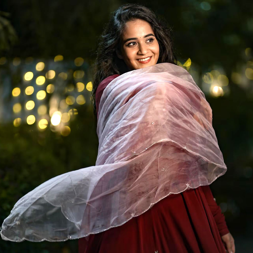 తాజాగా దీప్తి సునైనా కొన్ని ఫోటోలను షేర్ చేసింది. ఈ ఫోటోలు ఇప్పుడు సోషల్ మీడియాలో వైరల్ గ మారాయి. మరోసారి అందమైన ఫొటోలతో కేకపుట్టించింది దీప్తి సునైనా. ఈ ఫోటోలకు కుర్రాళ్ళు క్రేజీ కామెంట్స్ చేస్తున్నారు. ఏం అందం అంటూ పొగుడుతున్నారు.