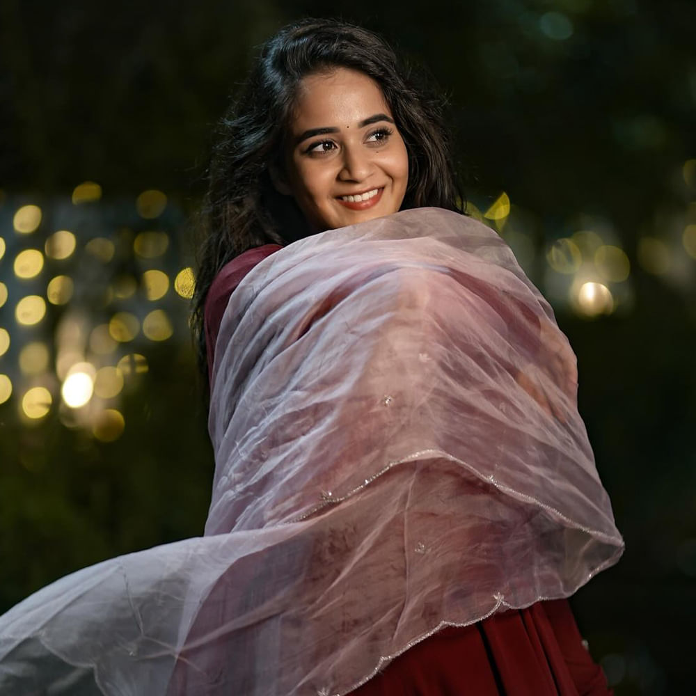 ఒకప్పుడు తన ప్రియుడు షణ్ముఖ్ జశ్వంత్ తో కలిసి డ్యాన్స్ వీడియోలు చేసి మంచి పాపులర్ అయింది దీప్తి సునైనా.. అయితే ఈమెలానే షణ్ముఖ్ జశ్వంత్ బిగ్ బాస్ కు వెళ్లి వచ్చాకా ఒకరికోకు బ్రేకప్ చెప్పేసుకున్నారు.