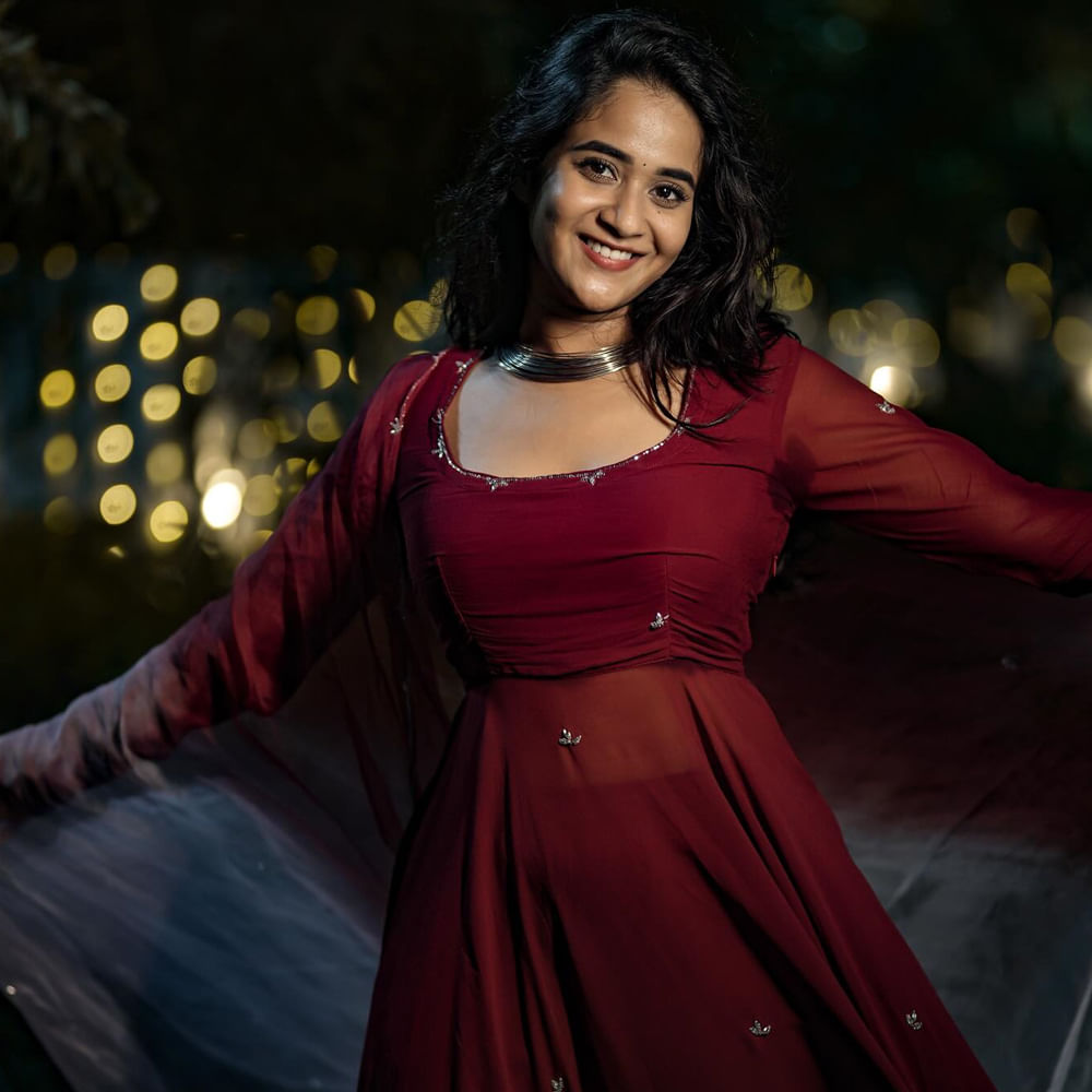 ముఖ్యంగా ఆయన సిరి హన్మంత్ తో షణ్ముఖ్ జశ్వంత్ క్లోజ్ గా ఉండడం చూసి జీర్ణించుకోలేకపోయిన దీప్తి సునైనా నీతో కలిసి ఉండలేనని తేల్చేసింది. ఆ తర్వాత నుంచి ఎవరి జీవితాల్లో వారు ముందుకు వెళ్తున్నారు.