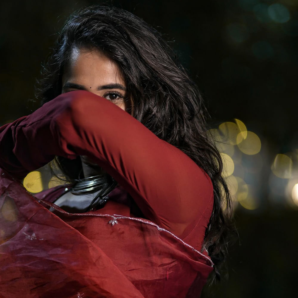 అప్పటి నుంచి సింగిల్ గానే ఉంటున్న దీప్తి సునైనా ఫోకస్ మొత్తం కెరియర్ పైనే పెట్టింది. ఓవైపు డ్యాన్స్ వీడియోలు, మరోవైపు షార్ట్ ఫిల్మ్స్ చేస్తూ ఓ ఇళ్లు, కారు కూడా కొనేసింది. లైప్ లో ఎంత బిజీగా ఉన్న సోషల్ మీడియాలో మాత్రం చాలా యాక్టివ్ గా ఉంటుంది.