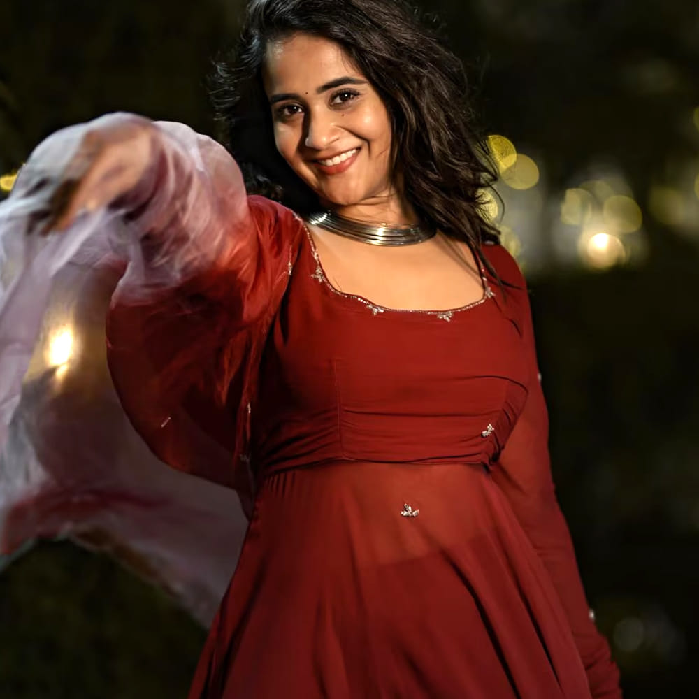 బిగ్ బాస్ తర్వాత దీప్తి సునైనా క్రేజ్ మరింత పెరిగింది. బయటకు వచ్చిన తర్వాత ఈ బ్యూటీకి సినిమా అవకాశాలు వస్తాయని అంతా అనుకున్నారు. కానీ అలా జరగలేదు. కేవలం సోషల్ మీడియాతోనే టైం పాస్ చేస్తుంది దీప్తి సునైనా.