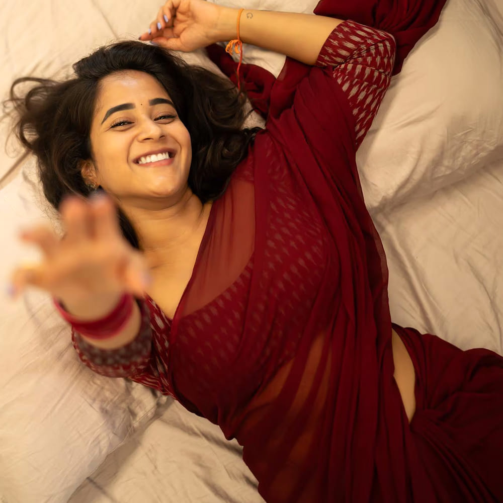 ఆతర్వాత పలు షార్ట్ ఫిలిమ్స్ లో నటించింది దీప్తి సునైనా. ఈ క్రేజ్ తోనే బిగ్ బాస్ గేమ్ షోలో ఛాన్స్ అందుకుంది. నేచురల్ స్టార్ నాని హోస్ట్ గా వ్యవహరించిన బిగ్ బాస్ సీజన్ 2లో పాల్గొంది ఈ ముద్దుగుమ్మ.