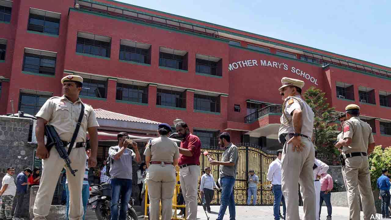 Delhi Bomb Threat: ఎక్కడో స్విచ్ వేస్తే.. ఇక్కడ కలకలం.. ఢిల్లీ స్కూళ్లకు బాంబు బెదిరింపు ఎక్కణ్ణుంచి వచ్చిందంటే?