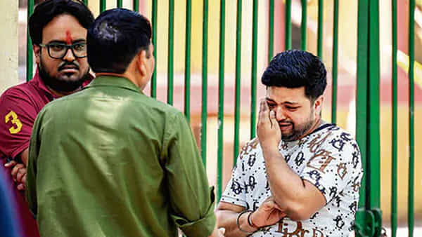 ఆసుపత్రి అగ్నిప్రమాదంలో శిశువు మిస్సింగ్.. 17 రోజుల కుమార్తె జాడ కోసం ఆస్పత్రి, పోలీస్స్టేషన్ చుట్టూ తిరుగుతున్న తండ్రి