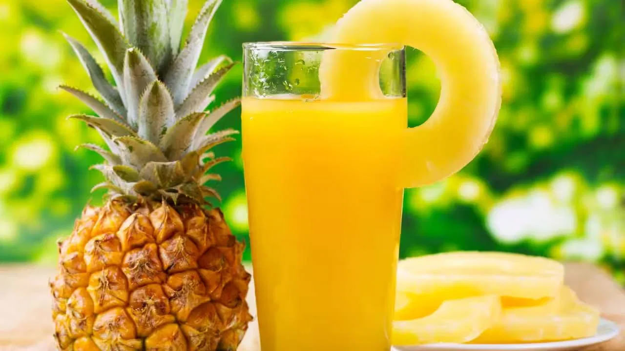 పైనాపిల్ రసం కూడా కడుపుకు చాలా మేలు చేస్తుంది. ఇందులో బ్రోమెలైన్ అనే ఉద్దీపనం ఉంటుంది. ఇది జీర్ణక్రియకు తోడ్పడటంతో పాటు గ్యాస్ట్రిక్ సమస్యలను దూరం చేస్తుంది.